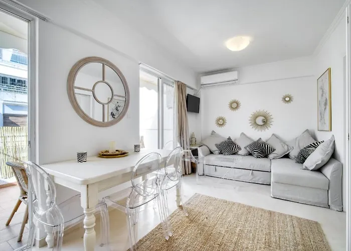 The Mirror Apartment With Large Sunny Balcony